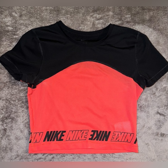 Super cute Nike spandex and mesh crop top!😍 - Picture 1 of 3
